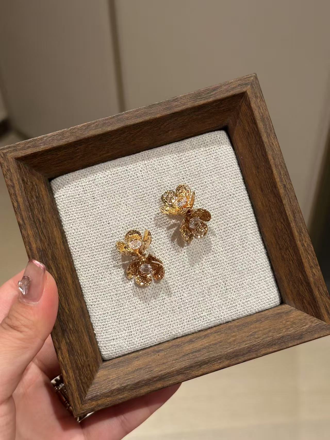 Butterfly & Flower Jewelry Guide: Meaning, Styles, and How to Wear It - Halfhalf Jewelry