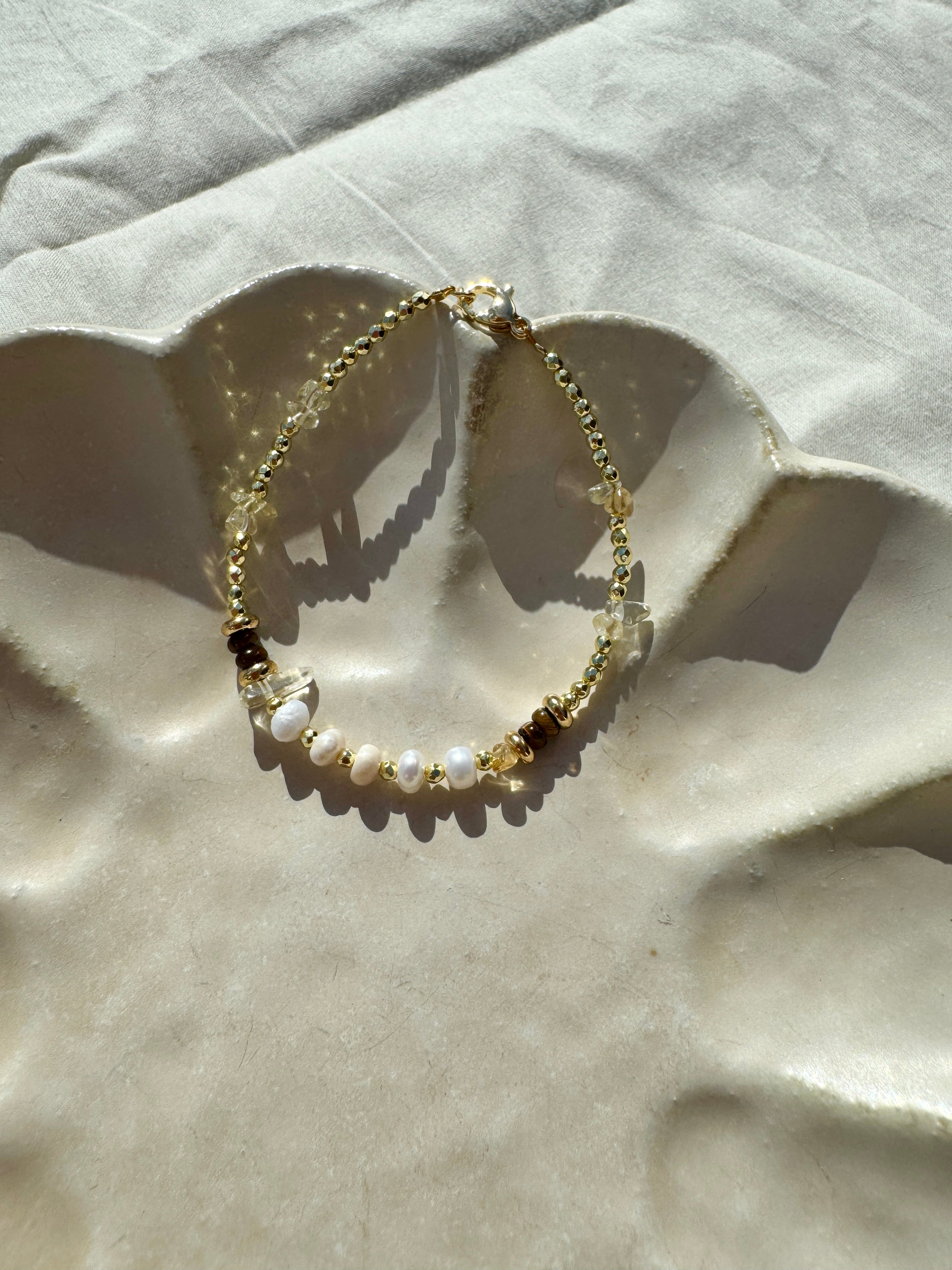 Champagne Pebble crystal bracelet with pebble-cut beads, 18K gold plated accents, adjustable